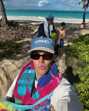 Noah Beck Instagram - 🥥🌴🌺🌊☀️🧢⚽️📷🍍🚘🕶️🫂