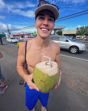 Noah Beck Instagram - 🥥🌴🌺🌊☀️🧢⚽️📷🍍🚘🕶️🫂