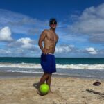 Noah Beck Instagram - 🥥🌴🌺🌊☀️🧢⚽️📷🍍🚘🕶️🫂
