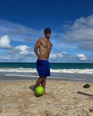 Noah Beck Instagram - 🥥🌴🌺🌊☀️🧢⚽️📷🍍🚘🕶️🫂