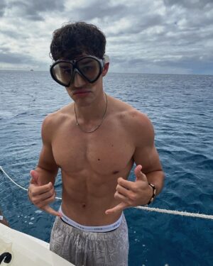 Noah Beck Instagram - someone titanic me