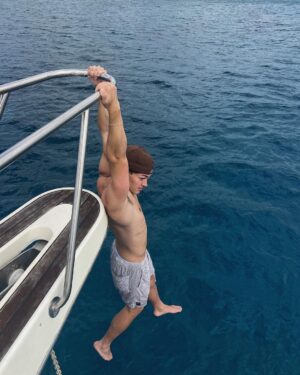 Noah Beck Instagram - someone titanic me