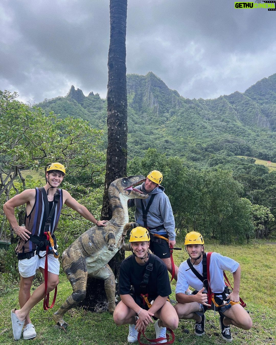 Noah Beck Instagram - more hawaii dumps incoming!!