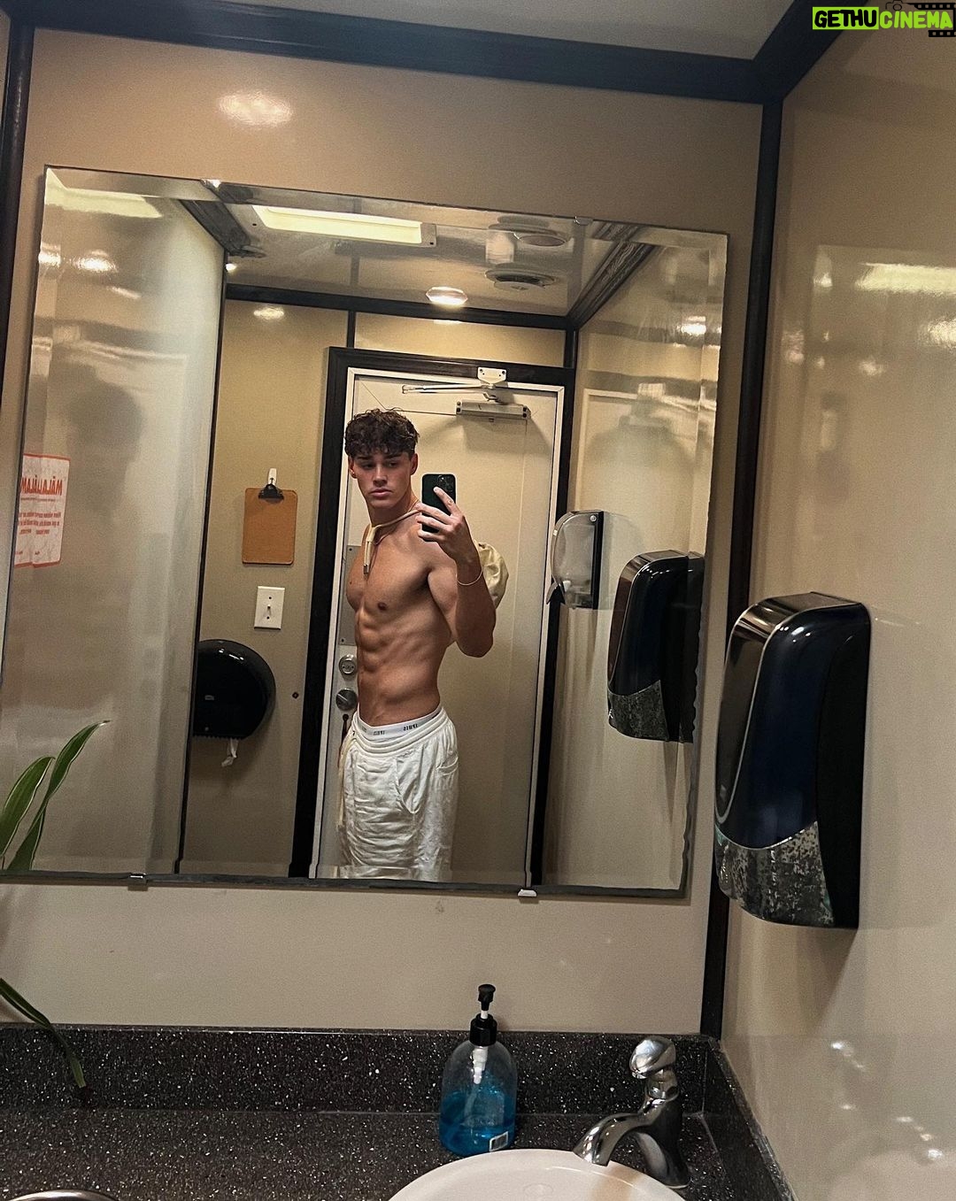 Noah Beck Instagram - more hawaii dumps incoming!!