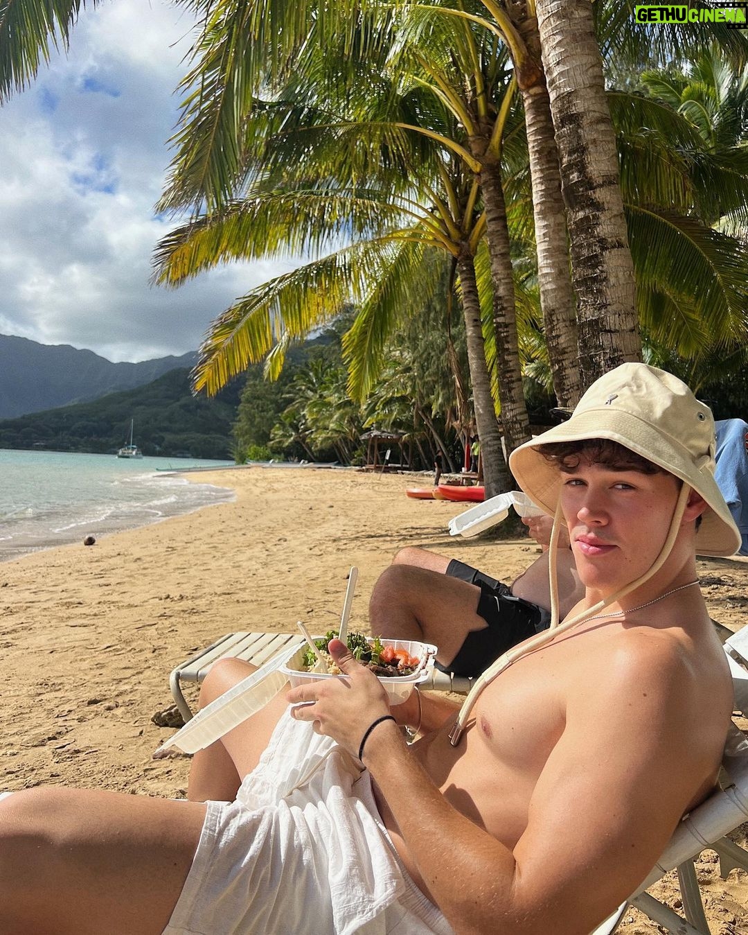 Noah Beck Instagram - made it out the group chat Honolulu, Hawaii
