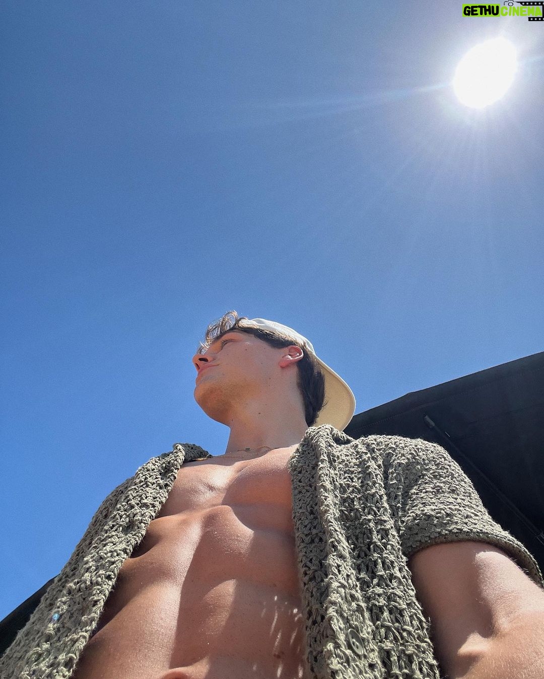 Noah Beck Instagram - imma throw it back if that’s cool?