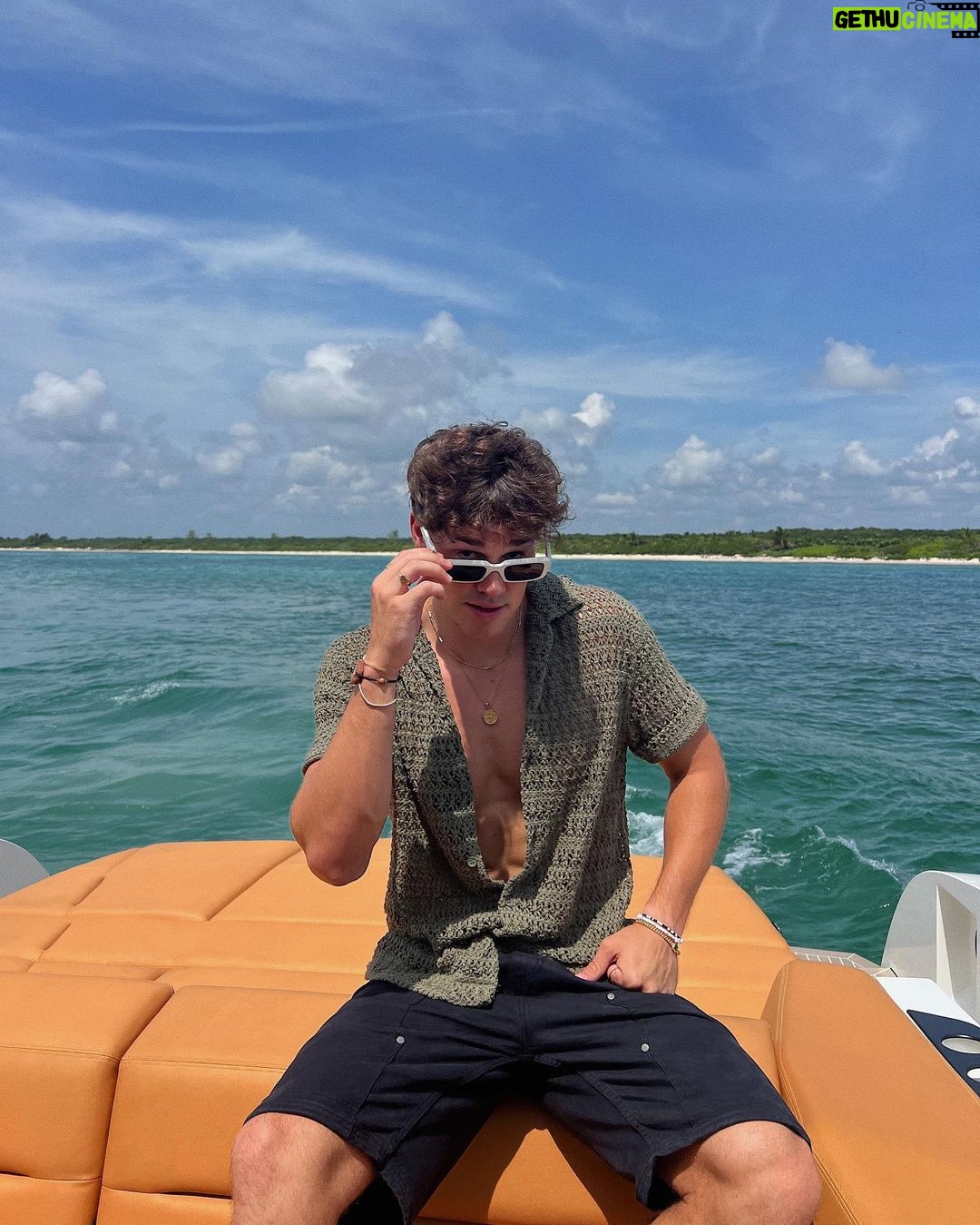 Noah Beck Instagram - imma throw it back if that’s cool?