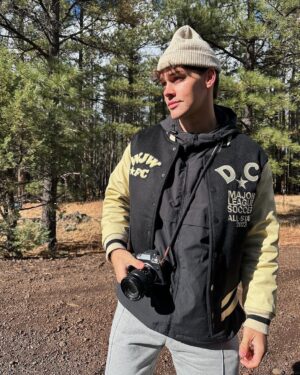 Noah Beck Instagram - u trynna build a super dirty snowman or what