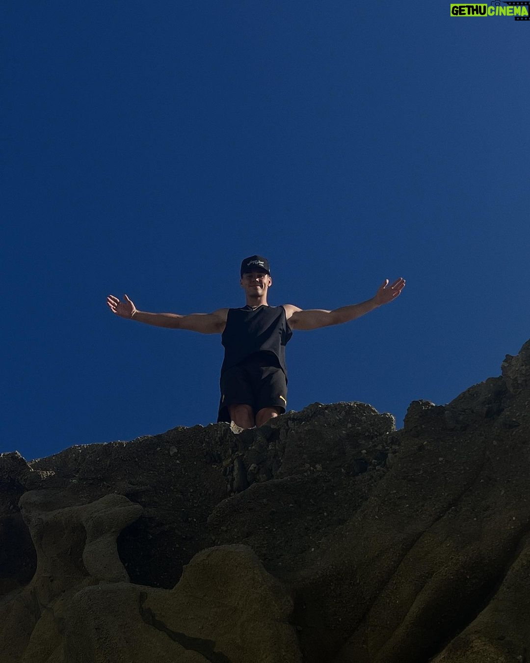 Noah Beck Instagram - “what do u live under a ROCK???”