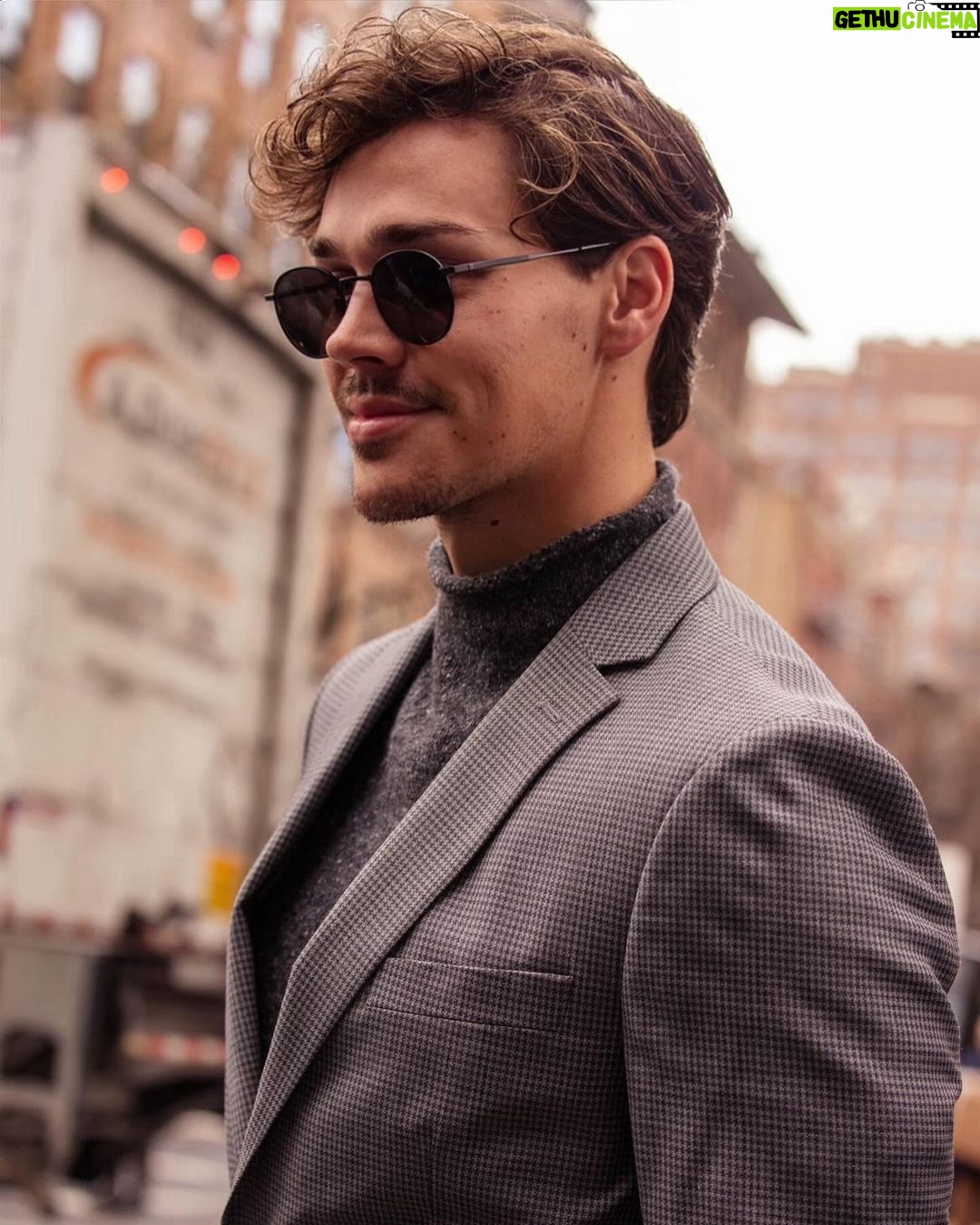 Noah Beck Instagram - snuck out of the office for this one @michaelkors #MKPartner