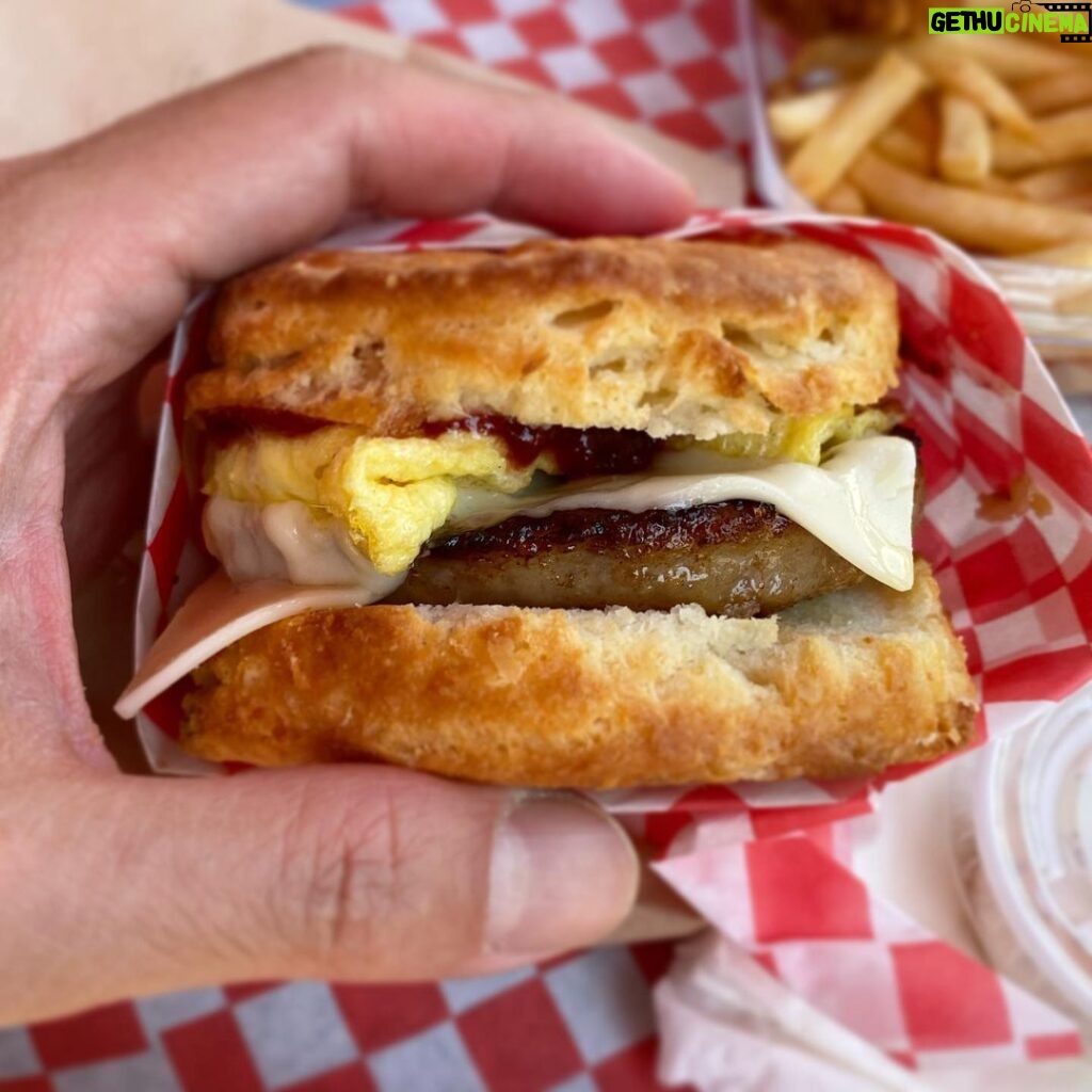 Nobi Nakanishi Instagram - What a beauty. This is the sausage egg biscuit I should have grown up with (sorry MickeyD’s). Also great to see the folks from @hereslookingatyoula still going strong at @alldaybabyla All Day Baby
