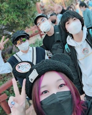 Noko Instagram - みさこさん誕生日記念にバンドで初ディズニー🐼🍓