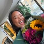 Nona Sobo Instagram - Útimo día rodaje de Entrevias, empezamos en 2021, mi primer trabajo y todo un privilegio, conocer a un equipo de gente que ya son familia…actores de categoría, equipo creativo y técnico genial, y un gran proyecto. Mi mayor suerte, tener la oportunidad completamente nueva y emocionante de poder trabajar con este equipazo, todos, apoyándome, ayudándome y siendo mis amigos, con una comunicación siempre positiva, que motiva a hacerlo mejor. Vuestros aportes serán los pilares sobre los que seguiré apoyándome en el futuro, he aprendido mucho, os voy a extrañar esperando, un reencuentro.