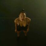 Nona Sobo Instagram - Vivimos esperando a que la vida nos espere. La vida es lenta, muy lenta, y nosotros vamos rápido, muy rápido. Comemos rápido,hablamos rápido y dormimos rápido, mientras la vida no entiende de esos espacios temporales estresados. La vida es eso que pasa mientras nosotros corremos. Vivimos esperando el momento perfecto, sin utilizar el momento y hacerlo perfecto. Ese momento donde nos preocupamos más por lo material que por nosotros mismos. Vivimos esperando que la jornada termine para llegar a casa, vivimos esperando que sea viernes (olvidando que el que no es feliz un miércoles tampoco lo será el fin de semana). Vivimos esperando que lleguen los puentes, las vacaciones, el verano. Vivimos esperando que pase algo, y lo único que pasa es la vida✨