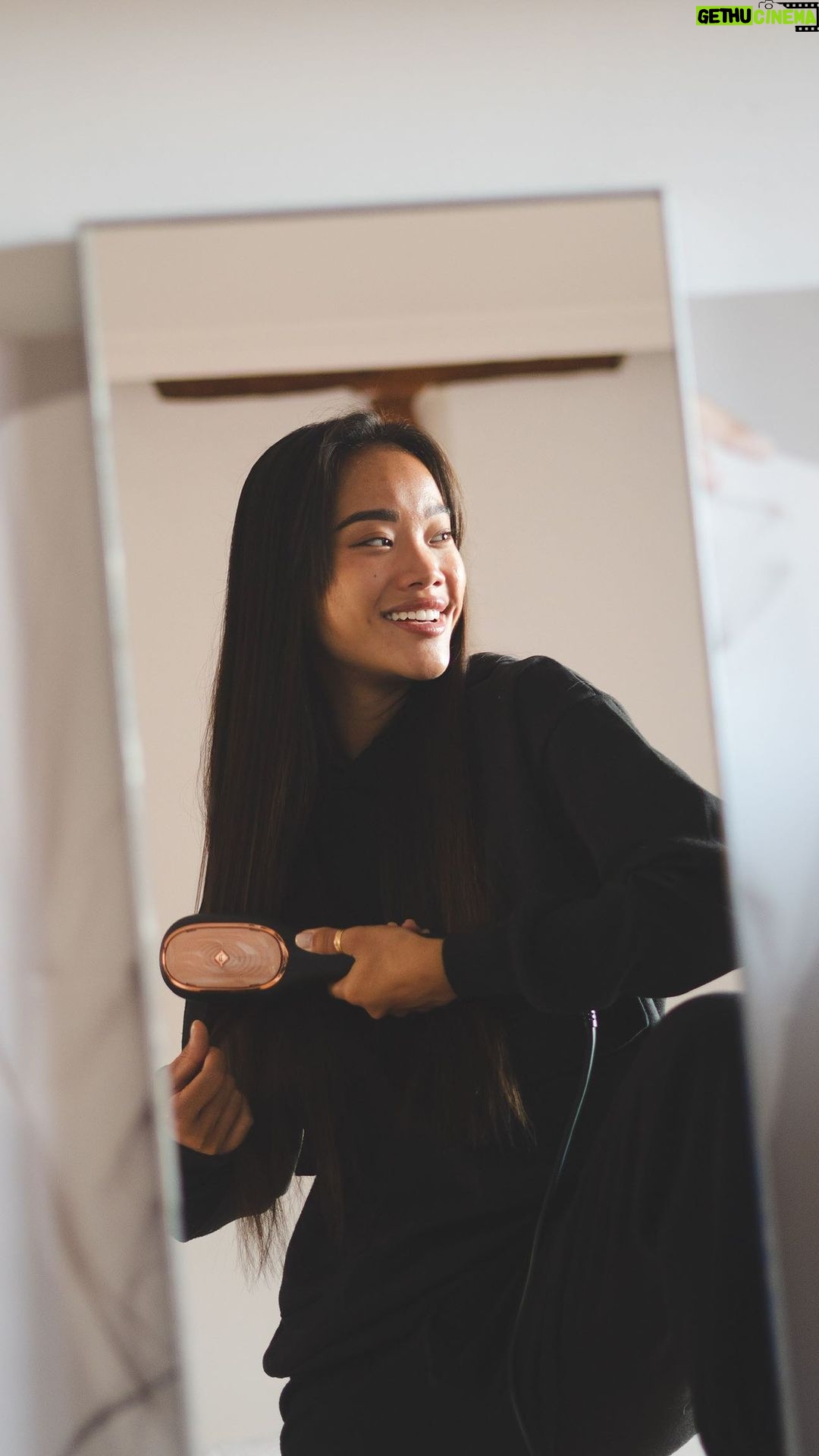 Nona Sobo Instagram - Antes vs Después😍Mirad como tengo mi pelo tras utilizar el cepillo Hair Therapist de @rowenta_es durante 30 días. Los resultados son increíbles: más brillo, más suavidad y un cabello mucho más sano. ¿Lo habéis probado ya? Publi #RowentaHairTherapist #UltimateExperience