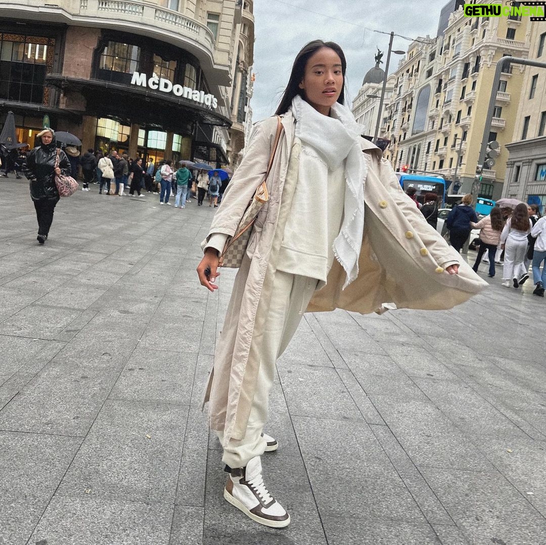 Nona Sobo Instagram - 11:11🤍 Espero que encuentres el equilibrio entre lo que puedes controlar y lo que no, que le brindes tu energĂa a lo que realmente te haga crecer, que aprendas a ver cuando es el momento de actuar y cuándo debes dejar ir. Espero que ya no permitas que tu pasado le corte el camino a tu presente, espero que no olvides todo lo que está por delante, todo lo que te sigue esperando.
