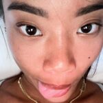 Nona Sobo Instagram - Me perdono por todas esas veces que me he puesto esa coraza para querer aparentar ser fuerte y fría, cuando en realidad me encanta el amor, la ternura, compartir la vida, el contacto físico, lo romántico, derretirme por las personas a las que quiero, expresar mis sentimientos, llorar y escuchar música a todas horas. Oialá no haberme llenado la cabeza con la idea de que eso es de débiles y haber sido realmente libre❤️‍🩹 Las Apariencias Engañan