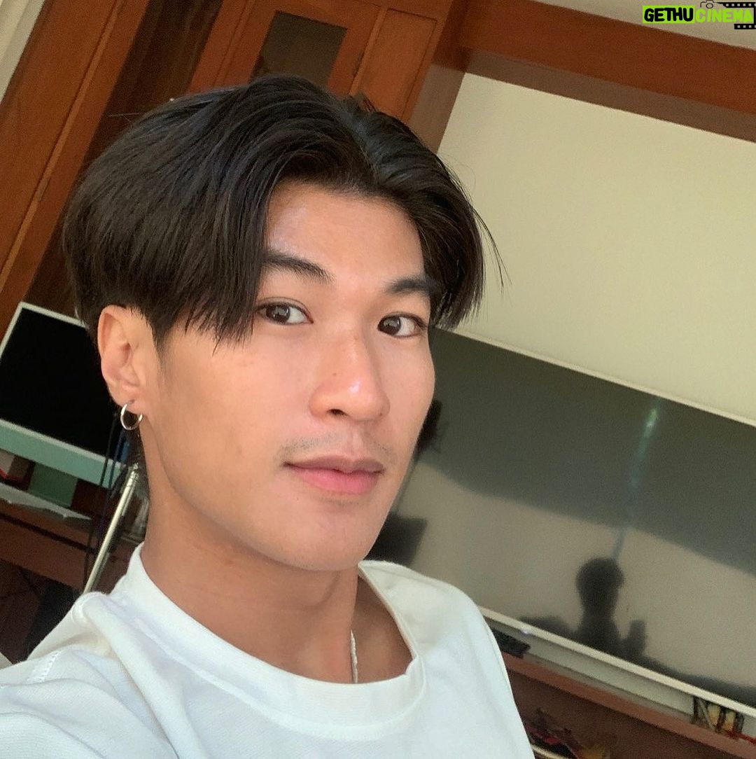Nonthanee Jirapun - 401 Likes - สวัสดีวันจันทร์🧐