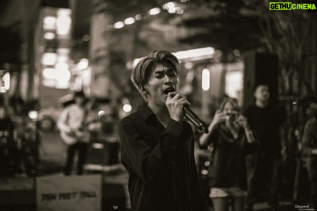 Nonthanee Jirapun Instagram - 16/10/2022 #siamsquarewalkingstreet คอนเสิร์ตแรก โคตรมันส์ ขอบคุณทุกคนมากๆครับ @tenfeettallofficial @monstamixamusic ขอบคุณเจ้าของภาพด้วยครับ🔥🔥🔥 cr.chayanon Siam Square Walking Street