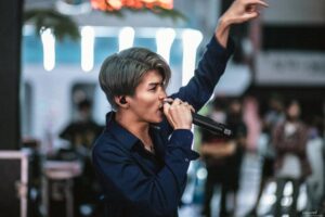 Nonthanee Jirapun Instagram - 16/10/2022 #siamsquarewalkingstreet คอนเสิร์ตแรก โคตรมันส์ ขอบคุณทุกคนมากๆครับ @tenfeettallofficial @monstamixamusic ขอบคุณเจ้าของภาพด้วยครับ🔥🔥🔥 cr.chayanon
