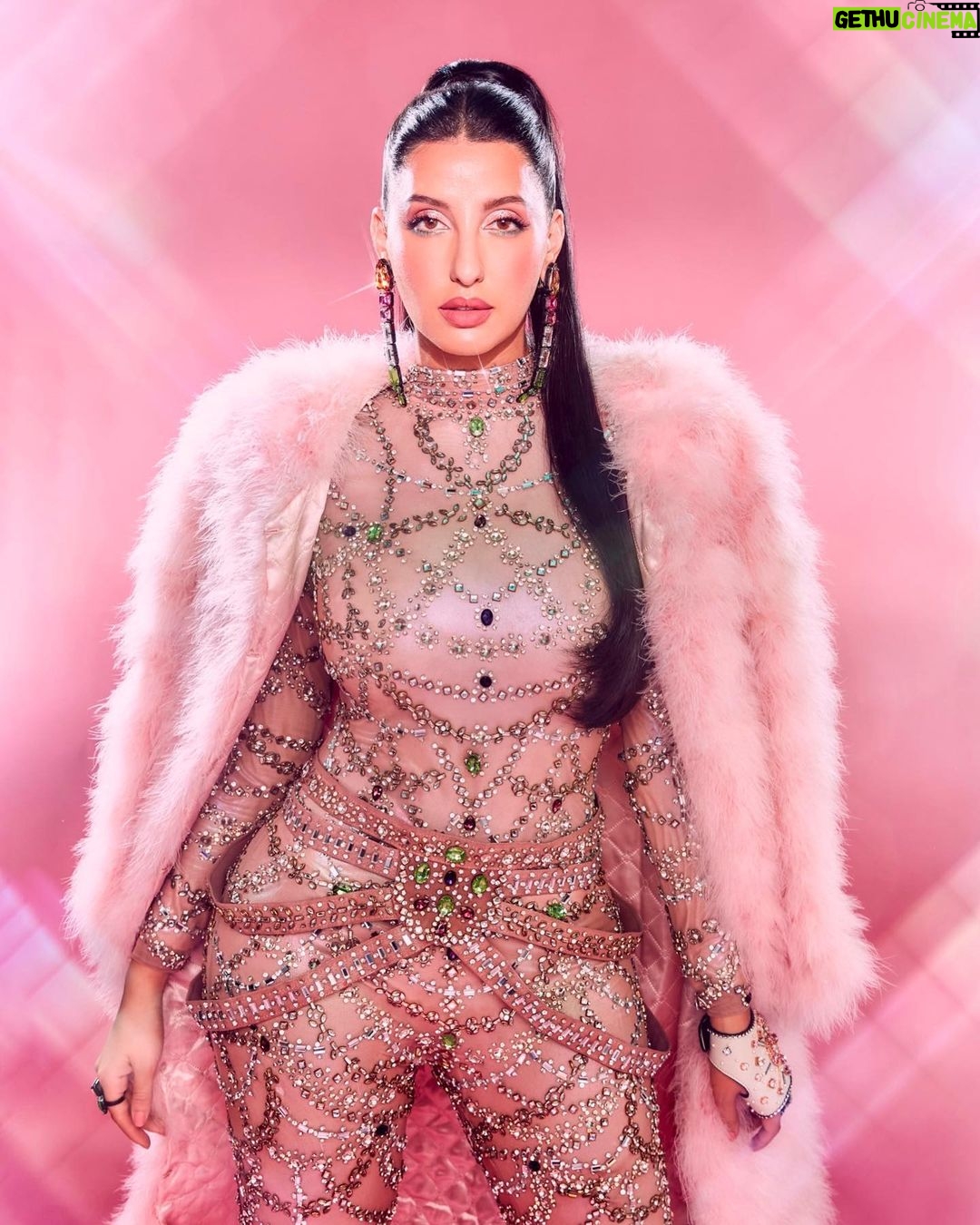 Nora Fatehi Instagram - If you ain't cookin' then get off the pot 🍭💕 @chiselbymr @nikita_karizma outhousejewellery Styled by : @manekaharisinghani Makeup by : @reshmaamerchant Hair by : @hairstylist_madhav2.0 Shot by : @kadamajay #hiphopindia