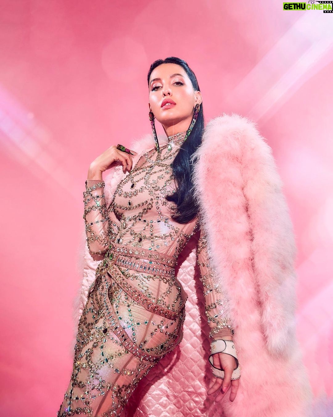 Nora Fatehi Instagram - If you ain't cookin' then get off the pot 🍭💕 @chiselbymr @nikita_karizma outhousejewellery Styled by : @manekaharisinghani Makeup by : @reshmaamerchant Hair by : @hairstylist_madhav2.0 Shot by : @kadamajay #hiphopindia