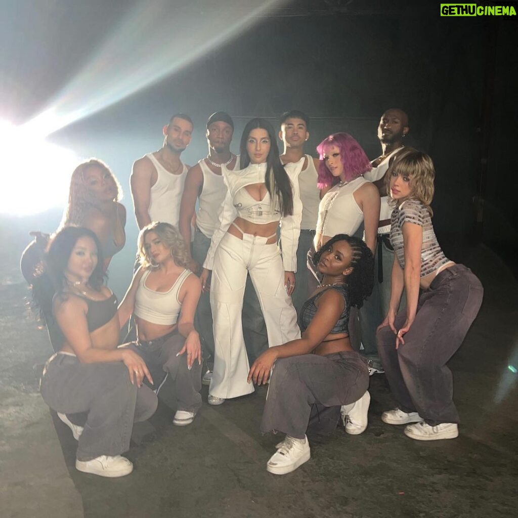 Nora Fatehi Instagram - We were so hyped on set thanks to our amazing choreographer and hype woman @jojogomezxo 😂🔥 Shoutout to the amazing dancers they were such a vibe to work with❤️ #Imbossy #dancewithnora Music video out NOW