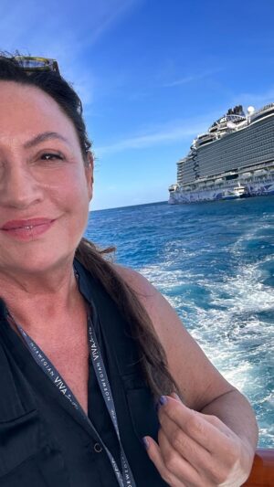 Norah Casey Instagram - Well that was a roller coaster… brilliant few days from #miamitobahamastrip @norwegian__viva #inaugralcruise … beautiful ship and so many experiences from #swimmingwithpigs to #speedracing #flyingdownthetubeslides #luisfonsi #godfather #divinespaday #beetlejuicelive #sleepinglikeababy #walkingonoceanboulevard🥹 #eatingdrinkinglaughing #jampackeddaysoffun #lifeisforliving 🙏 @norwegianviva for reminding me about how precious life is #enjoyeverymoment #norweiganviva #liveitup … coming to Europe next April #watchthisspace 🚢 #planetwomantravel @womans_way 💚
