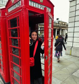 Norah Casey Instagram - Acting the eejit doing the touristy stuff in London … who’d have guessed I lived here for 20 years #londoncalling #coventgarden #anirishwomeninlondon 😂💚