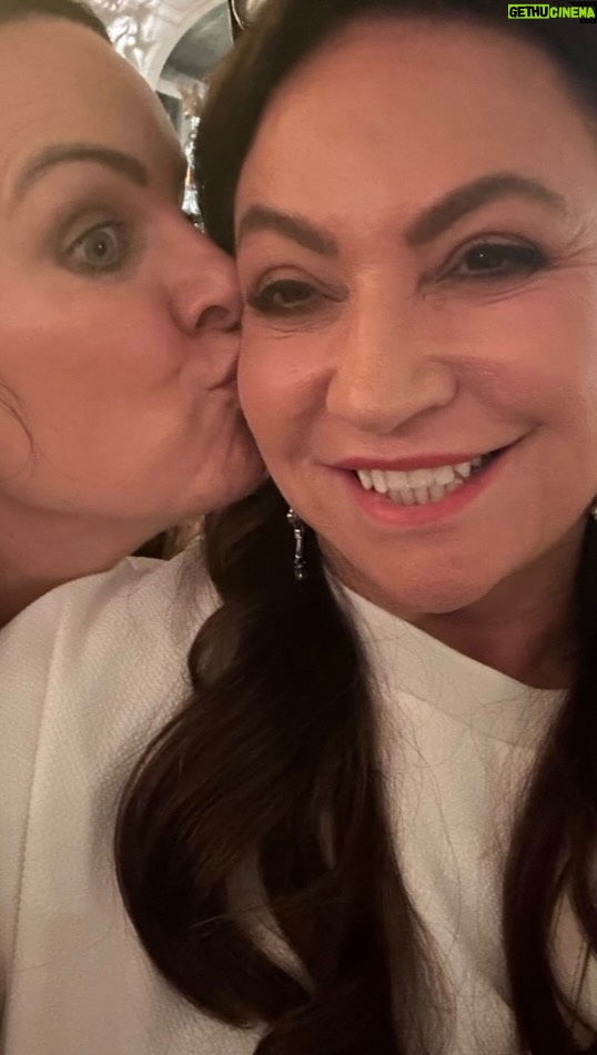 Norah Casey Instagram - I’m booking a weekly hug with the fab mood booster @triona.ie - I’ll be playing this over and over when I look my worst 😊😘 #youlookgorgeousyourself 💚