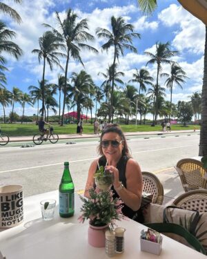 Norah Casey Instagram - South Beach… a little slice of life - and they’ve upgraded the goldfish bowl cocktails to mahoosive mugs 😂 no sugar #mohijto treat for me soaking up the sunshine and the amazing people watching … always with a little side of insulin (maybe a big one after all that travelling and the sun.. you know what it does 😅) #happydays #southbeachmiami #itslifebutnotasweknowit ☀️