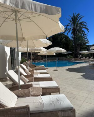 Norah Casey Instagram - Hot and sunny in the Algarve with Christmas almost upon us - a little down time by the pool to recharge the #vitaminD at the beautiful @vilavitaparcresort before the next adventure up in the mountains #anothersideofthealgarve #comingupnext 💚