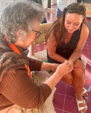 Norah Casey Instagram - As the temperature hit 25 degrees we headed up to the village of Sarnadas in the parish of Alte and a little weaving workshop, Casa do Esparto,  based  in the repurposed Escola Primária das Sarnadas. It’s one of a network of artisan spaces of the Loulé Criativo project which is revitalising ancient creative traditions in the region. There I met this wonderful woman Donna Aldegundes Gomes, born in the village, she proudly tells me she’s 89 years old and 60 years a weaver. She has a big heart, skilful hands and a wide smile. You can tell she loves what she does. Now she is passing on her knowledge to new generations and enthusiastic amateurs like me. She and the other women in the collective use Esparto grass which grows wild in this area - the Barrocal lands of the Algarve interior. Essential back in the day for carpets, rugs, baskets and much more, the women are bringing back the traditional method and weaving patterns to create lovely unique pieces, some decorative, many practical. I was in the baby class making key rings which was a lovely hands-on, gentle and calming experience. Hands touching hands, heads bent close together nudging the grasses into new shapes and patterns. #creativityinaction @loule_criativo @visitalgarve