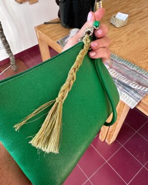 Norah Casey Instagram - As the temperature hit 25 degrees we headed up to the village of Sarnadas in the parish of Alte and a little weaving workshop, Casa do Esparto,  based  in the repurposed Escola Primária das Sarnadas. It’s one of a network of artisan spaces of the Loulé Criativo project which is revitalising ancient creative traditions in the region. There I met this wonderful woman Donna Aldegundes Gomes, born in the village, she proudly tells me she’s 89 years old and 60 years a weaver. She has a big heart, skilful hands and a wide smile. You can tell she loves what she does. Now she is passing on her knowledge to new generations and enthusiastic amateurs like me. She and the other women in the collective use Esparto grass which grows wild in this area - the Barrocal lands of the Algarve interior. Essential back in the day for carpets, rugs, baskets and much more, the women are bringing back the traditional method and weaving patterns to create lovely unique pieces, some decorative, many practical. I was in the baby class making key rings which was a lovely hands-on, gentle and calming experience. Hands touching hands, heads bent close together nudging the grasses into new shapes and patterns. #creativityinaction @loule_criativo @visitalgarve