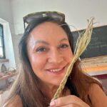 Norah Casey Instagram - As the temperature hit 25 degrees we headed up to the village of Sarnadas in the parish of Alte and a little weaving workshop, Casa do Esparto, based in the repurposed Escola Primária das Sarnadas. It’s one of a network of artisan spaces of the Loulé Criativo project which is revitalising ancient creative traditions in the region. There I met this wonderful woman Donna Aldegundes Gomes, born in the village, she proudly tells me she’s 89 years old and 60 years a weaver. She has a big heart, skilful hands and a wide smile. You can tell she loves what she does. Now she is passing on her knowledge to new generations and enthusiastic amateurs like me. She and the other women in the collective use Esparto grass which grows wild in this area - the Barrocal lands of the Algarve interior. Essential back in the day for carpets, rugs, baskets and much more, the women are bringing back the traditional method and weaving patterns to create lovely unique pieces, some decorative, many practical. I was in the baby class making key rings which was a lovely hands-on, gentle and calming experience. Hands touching hands, heads bent close together nudging the grasses into new shapes and patterns. #creativityinaction @loule_criativo @visitalgarve