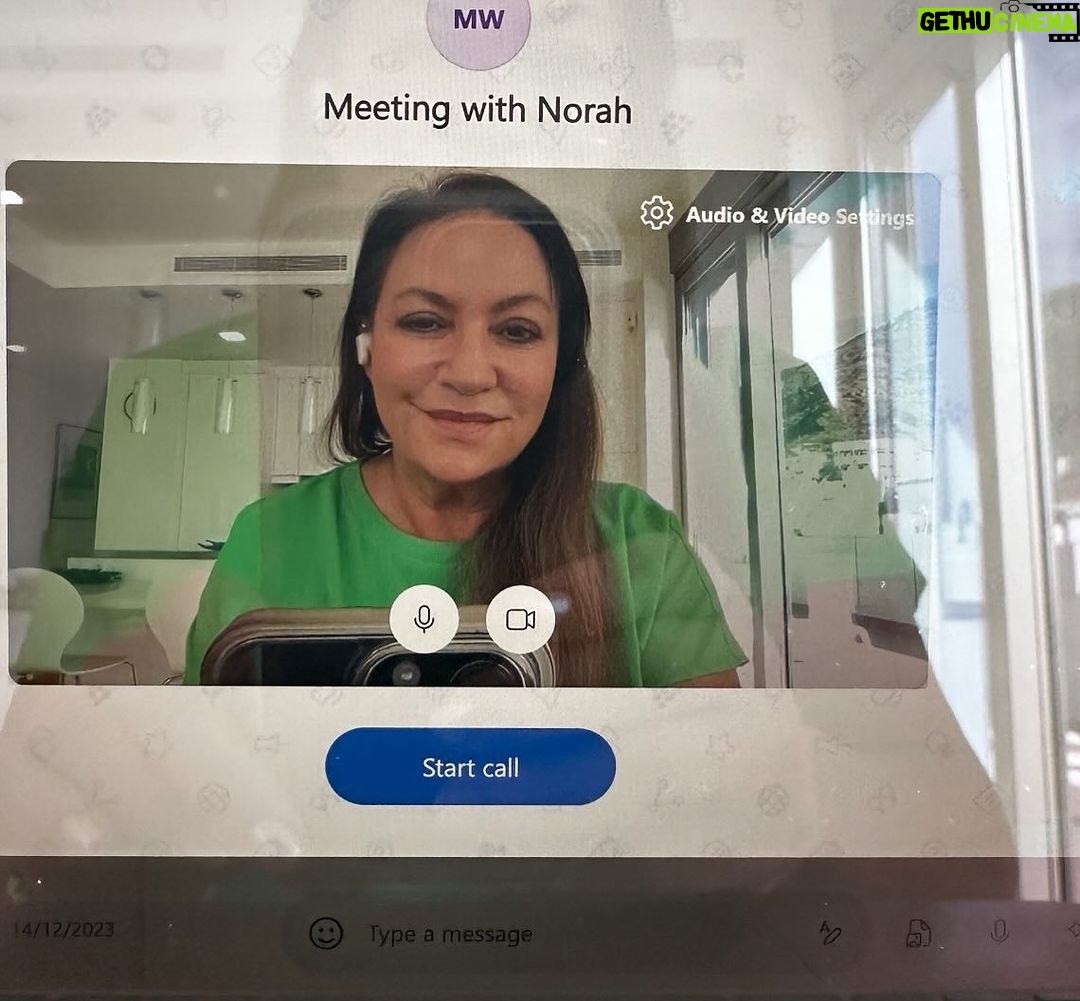 Norah Casey Instagram - Proving you can work from anywhere 😊 @rtetoday live from #puertodemogán - great chats with @daithiose @elainekinsellaradio #allthenews 💚 Puerto de Mogán