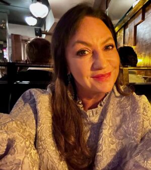 Norah Casey Instagram - Happy New Year all … me and @dara_casey have decided it’s the Year of Fun… hope all good things happen for the year ahead. Blessed to be starting another go around the sun 🥳🤩🙌 #heresto2024🥂🎉 celebrating @rusticstone_  with #dublinfireworks