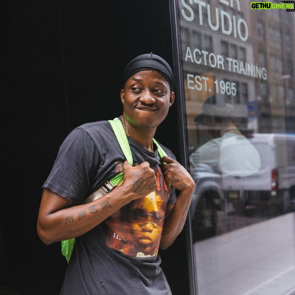 Nore Davis Instagram - I graduated from acting school today wearing a durag🫡🎓 This is the start of my transition from a comedian to an actor/playwright. I wanted to step into the off-broadway space fully knowing how to craft all my pain, grief, vulnerability, and love into an art form on stage. @esperstudio Esper Studio helped me achieve that. I’m forever grateful. Yeah, I’m funny but how can I make y’all FEEL my story? Think I’m on the right track. First step to my off-broadway show is complete. Excited to share everything with you on here. Full transparency. Stay tuned and until then please refer to me as “Nore “Idris Elba” Davis”. #offbroadway photos by @pbsthephotographer William Esper Studio