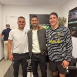 Novak Djokovic Instagram - Задовољство је гледати два мајстора својих заната на делу. Срећно даље браћо и хвала што представљате Србију у свету 🙏🇷🇸 Piacere incontrare e guardare nostri campioni Serbi. In bocca al lupo per futuro 🙏💪 Grazie a @juventus per ospitalità e gentilezza. Allianz Stadium