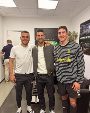 Novak Djokovic Instagram - Задовољство је гледати два мајстора својих заната на делу. Срећно даље браћо и хвала што представљате Србију у свету 🙏🇷🇸 Piacere incontrare e guardare nostri campioni Serbi. In bocca al lupo per futuro 🙏💪 Grazie a @juventus per ospitalità e gentilezza.