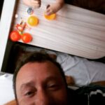 Nuno Pardal Instagram – Isto foi parte da viagem que fiz antes da pandemia, Laos, Vietname e Cambodja. Esta viagem de comboio no Vietname, durou 13 horas. Acordei bem cedo com este despertador de vidas ❤️.
.
.
#trainjourney #vietnam #việtnam #viagem #turismo #travel #viajar #trip #o #ferias #natureza #praia #nature #viagens #photography #viajarfazbem #amoviajar #fotografia #viagemeturismo #love #instatravel #tbt #a #instagood  #turistando #travelphotography #train #sol #dicasdeviagem Hanoi, Vietnam