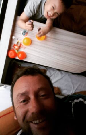 Nuno Pardal Instagram - Isto foi parte da viagem que fiz antes da pandemia, Laos, Vietname e Cambodja. Esta viagem de comboio no Vietname, durou 13 horas. Acordei bem cedo com este despertador de vidas ❤️.
.
.
#trainjourney #vietnam #việtnam #viagem #turismo #travel #viajar #trip #o #ferias #natureza #praia #nature #viagens #photography #viajarfazbem #amoviajar #fotografia #viagemeturismo #love #instatravel #tbt #a #instagood  #turistando #travelphotography #train #sol #dicasdeviagem