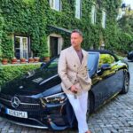 Nuno Pardal Instagram - Rui Fortunato em "Cacau" a próxima novela da TVI. Ele com um maquinão, eu a pé !