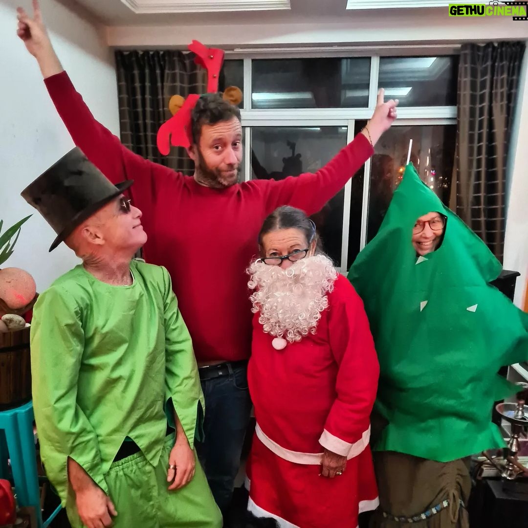 Nuno Pardal Instagram - Claro que somos uma família (dis) funcional ❤️ a todos um excelente natal sem consumismo e com mais amor