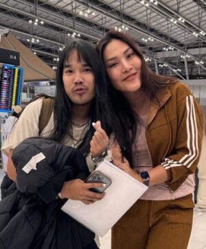Nuntita Khampiranon Instagram - วันนี้มีโอกาสได้บินวันเดียวกับผู้กำกับ 700 ล้าน จาก ภาพยนตร์เรื่อง สัปเหร่อ น้องต้องเต ตัวจริงน่ารักมาก #จักรวาลไทบ้าน  #สัปเหร่อ #ต้องเต @tongte_thiti