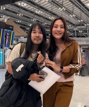 Nuntita Khampiranon Instagram - วันนี้มีโอกาสได้บินวันเดียวกับผู้กำกับ 700 ล้าน จาก ภาพยนตร์เรื่อง สัปเหร่อ น้องต้องเต ตัวจริงน่ารักมาก #จักรวาลไทบ้าน  #สัปเหร่อ #ต้องเต @tongte_thiti