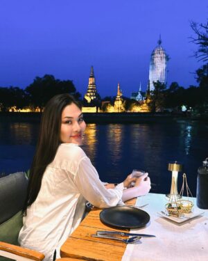 Nuntita Khampiranon Instagram - ทานข้าวริมแม่น้ำเจ้าพระยา และชมวิวของวัด พุทไธสวรรย์ ในจังหวัดอยุธยา อิ่มใจมากๆค่ะ 🤗
