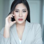 Nuntita Khampiranon Instagram - วันนี้มาในลุค CEO ท่านนึง 👩‍💼 Makeup @namnueng_makeup Hair @tomhair92 #GMMGrammy