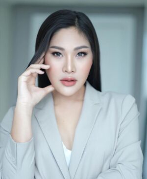 Nuntita Khampiranon Instagram - วันนี้มาในลุค CEO ท่านนึง 👩‍💼 
Makeup @namnueng_makeup 
Hair @tomhair92 
#GMMGrammy