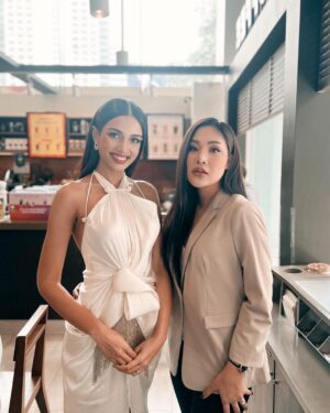 Nuntita Khampiranon Instagram - เมื่อวีณา MUT ภูเก็ต มาเจอ เบลล์ นันทิตา
 ตัวจริงน้องสวยกินคนมาก เป็นกำลังใจให้นะคะ @veenapraveenar #MUTPhuket2023